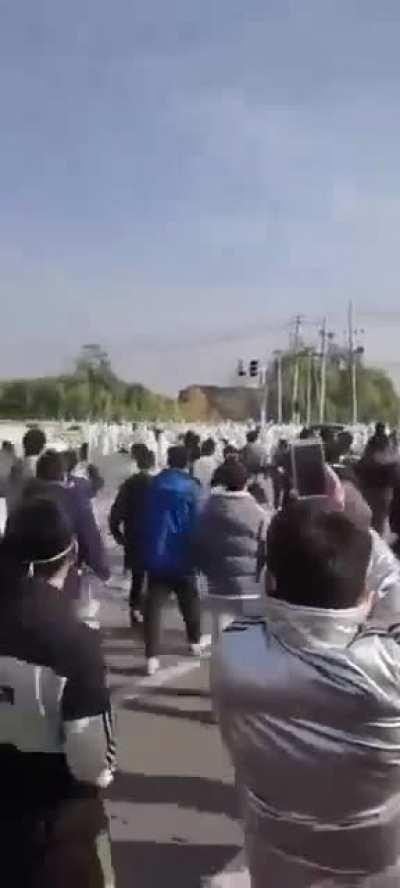 Foxconn workers in Zhengzhou, China protesting against Covid Lockdown measures and work conditions