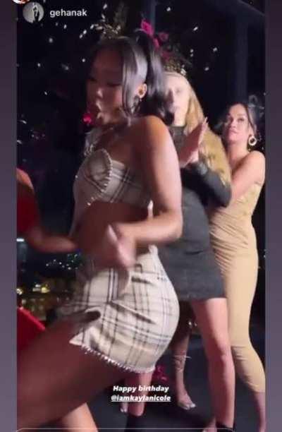 Kayla bouncing and twerking perfect cheeks🥜🥜🥜