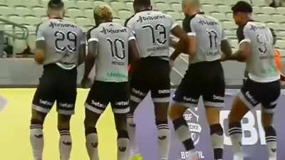 E esse narrador cantando um conto de fadas? E o comentarista de segunda voz.