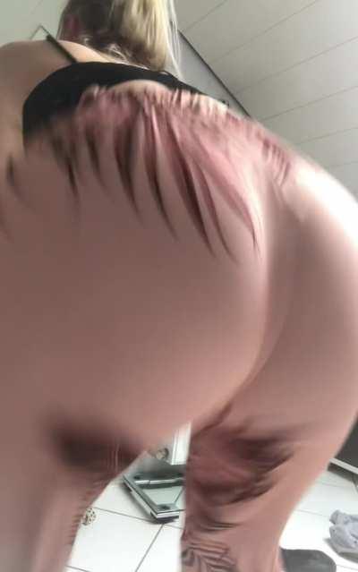 Who wanna suck my coconuts from my shaking palmleaves ? 🌴