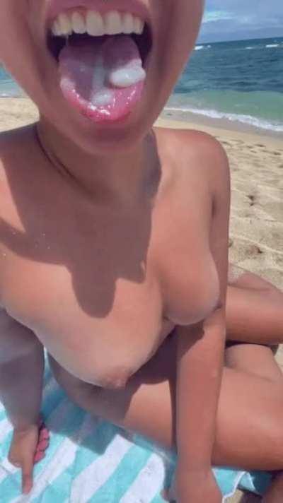 Protein snack at the beach😋