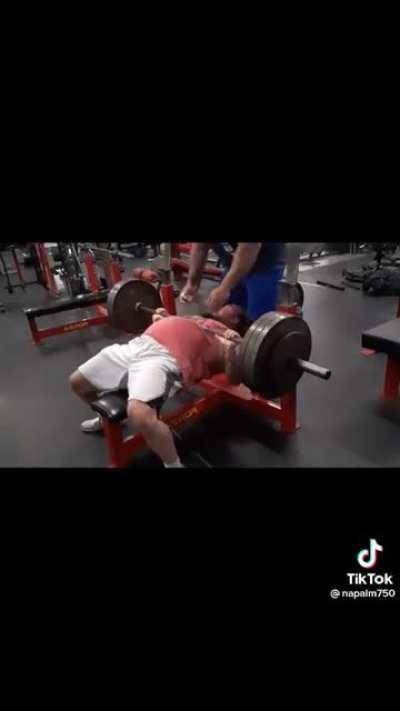 The spotter everyone needs 💀