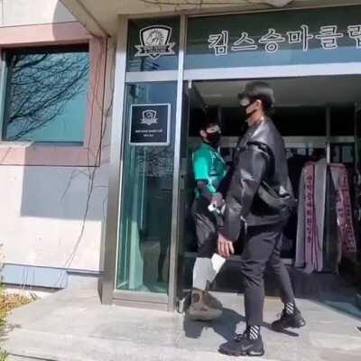 Como eu imagino os chineses indo comprar pão de manhã na padaria.