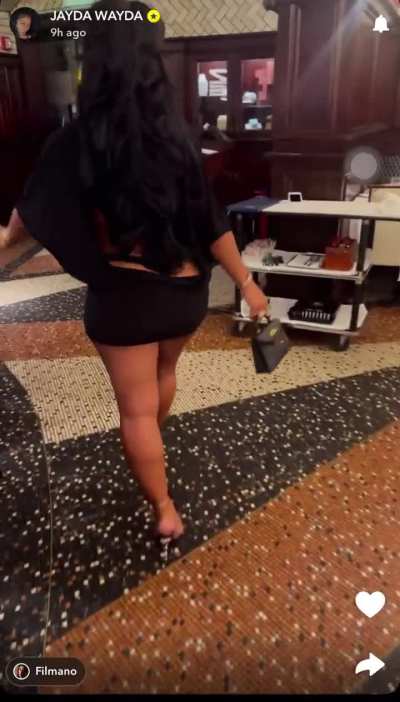 She walks like a 304😍😍