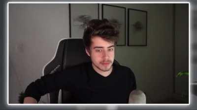 Hmm Essa cadeira ainda vai quebrar um dia