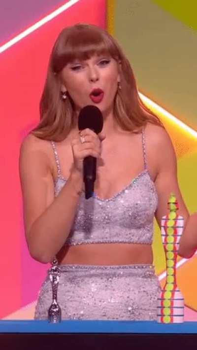 Taylor looks so delicious 🥵