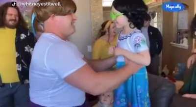 The little girl assigned her dad the role of Luisa for her Encanto-themed birthday party.