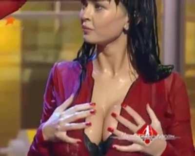 Someone Give This Woman A Towel