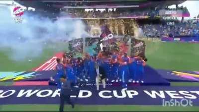 The winning celebration by Rohit Sharma & Team India! World championss ❤️🇮🇳
