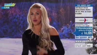 Vivien Konca ein schöner Einblick im schwarzen Mini