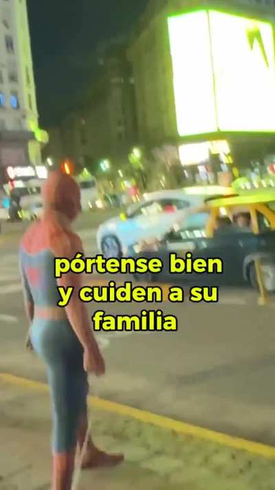 Spider-Man argentino se hizo una sesión de fotos y les dejó un mensaje a los pibes