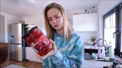 Julia präsentiert sich in ihrer engen Jeans🥵🤤