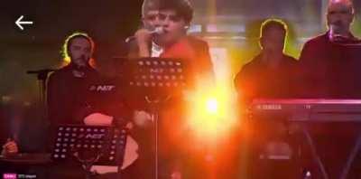 Konya'da düzenlenen konser sırasında sahneye atlayan bir kişi: 