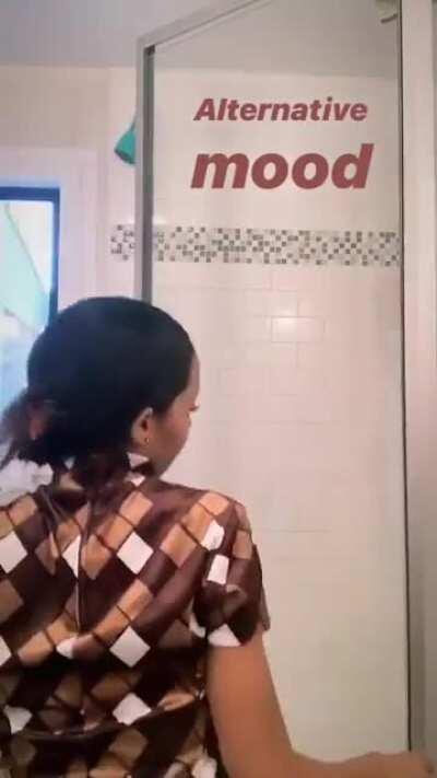 Little bathroom twerk