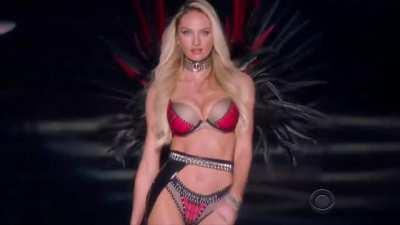Still remember how hypnotized Candice Swanepoel made me when she returned to VSFS with this, to arouse me in the very first minutes of a whole new year.