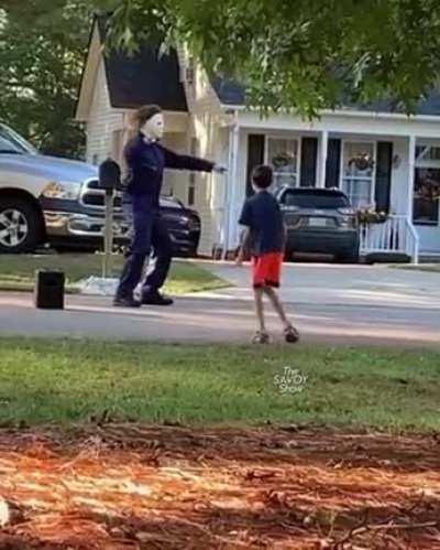 Ультимэйт баттл: Майкл Майерз из Хеллоуин против Человек-спичка из дома наротив.