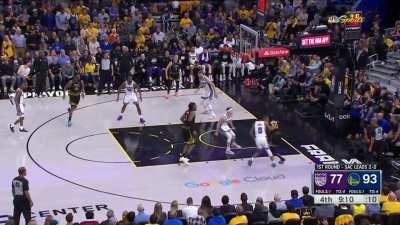 [Highlight] Jonathan Kuminga goes across the baseline for the two-handed slam. Warriors lead balloons to 18!