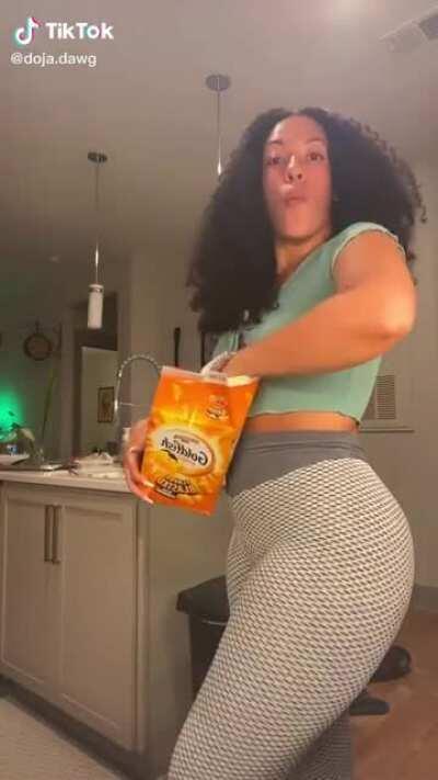 Why does every thick girl have these same leggings lol