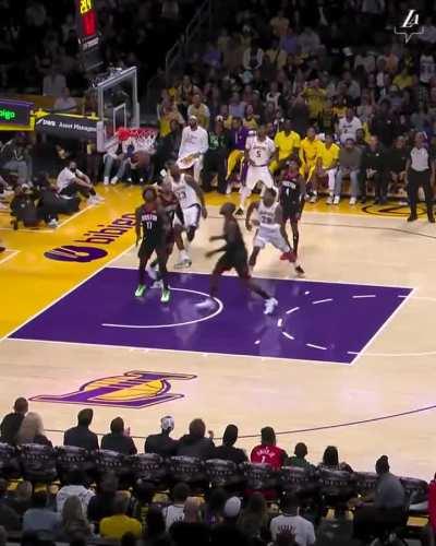 [Highlight] LeBron plays bullyball and scores, then hits the 