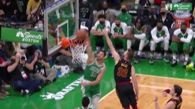 [Highlight] Enes Freedom throws down the emphatic dunk in transition!