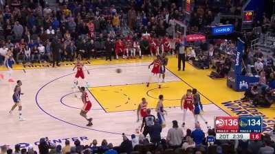 [Highlight] The ball falls to Klay Thompson as he drains a 2 pointer to give him 54