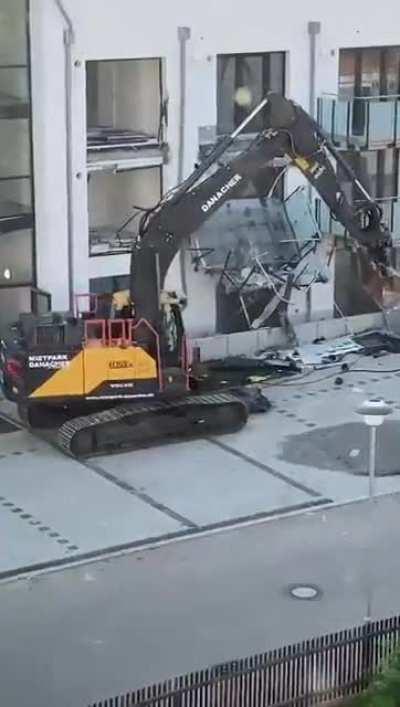 Baggerfahrer reißt aufgrund nicht getätigter Lohnzahlungen Balkons nieder