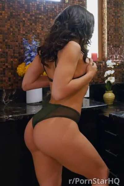Rate her ASS 🍑! [Abella Danger] (video)