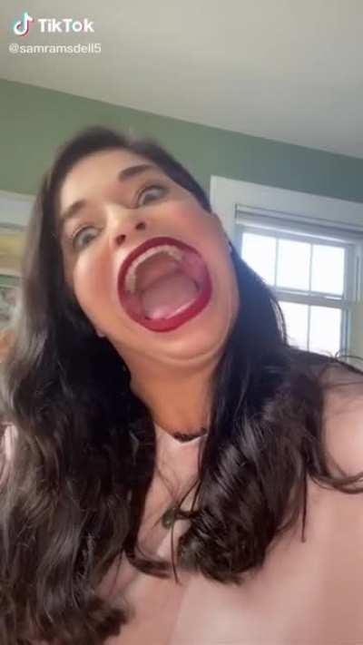 That ultra big mouth and the faces...