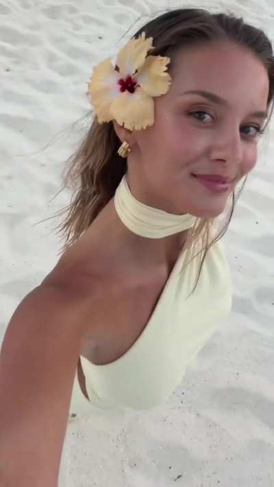 Nicola in Maldives III - IG November 2025