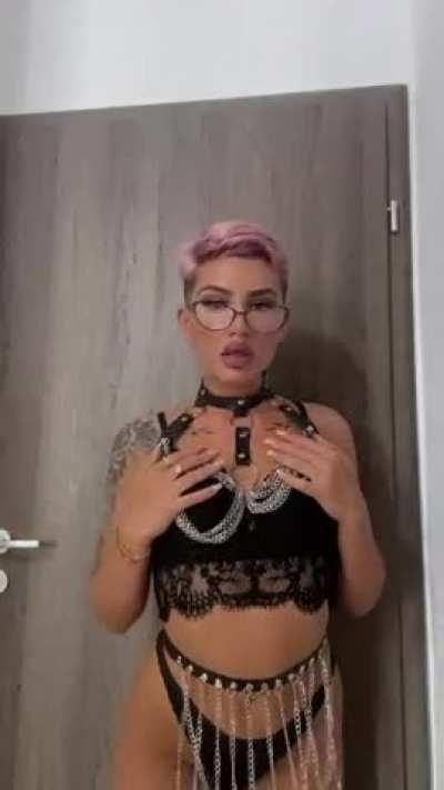 Cum and play with my assets 😈 link in the comments