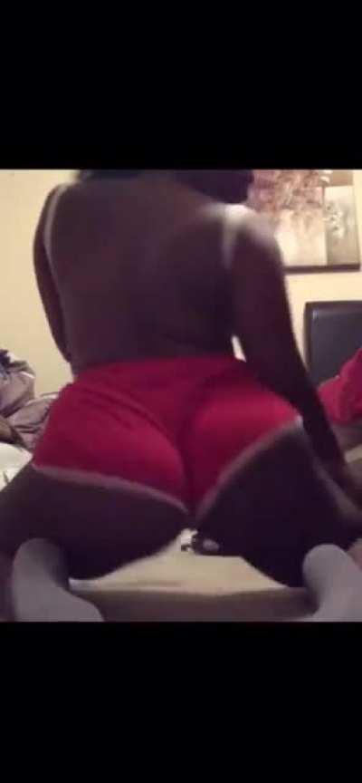 Coffee Brown twerking that 🎂 ass!