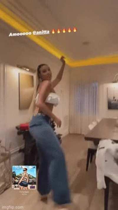 Lele twerking her big ass