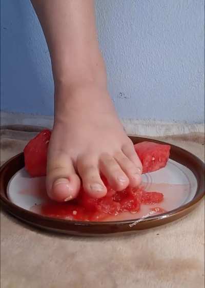 Suck the juice off my toes🤤💕