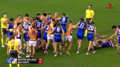 Stoush at three quarter time between Bulldogs & Giants