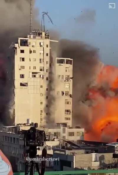 CameraMan keeps filming while Israeli Air forces bomb 2 residential buildings in Ghaza very close to him