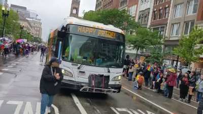 GAY BUS!! GAY BUS!! GAY BUS!!