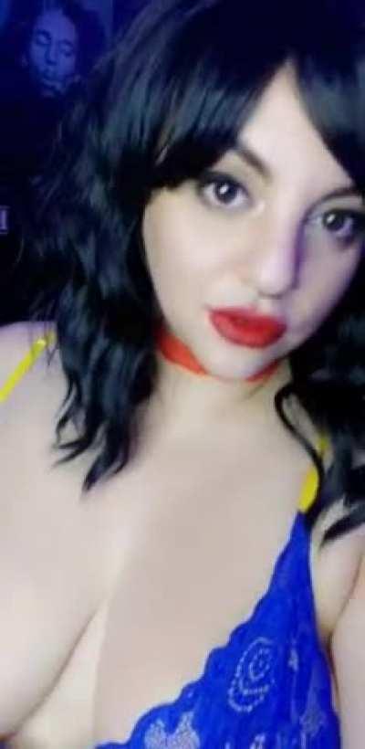 Snow White 🤍 wants to paint that cock red