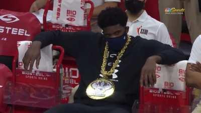 [Highlight] Joel Embiid debuts his new 76ers chain on the bench