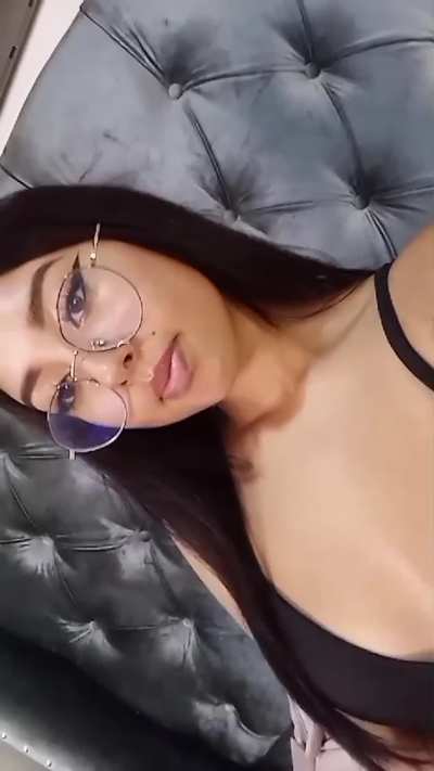 Hello, I'm Tinna 🌹 it's my first time.. I'm naughty and shy 😈