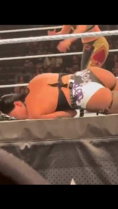 4 minutes of Rhea’s ass