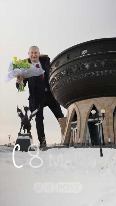 Гигантский Путин поздравляет женщин на фоне узнаваемых зданий разных городов Татарстана — такую серию «видеопоздравлений» к 8 марта сделало казанское рекламное агентство