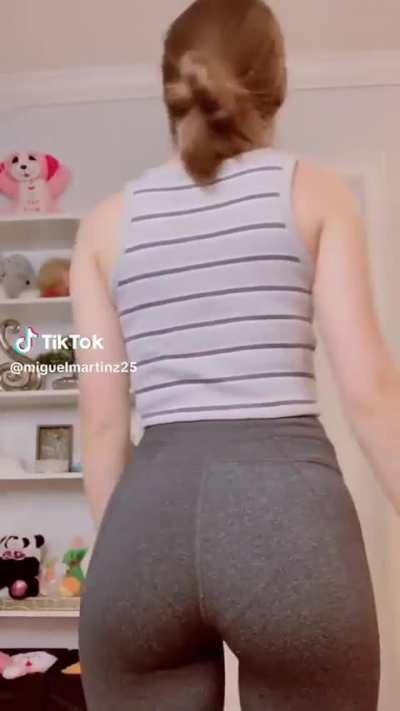 Le gusta mostrar el culo a la putita 🍑🤤