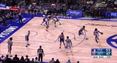 [Highlight] Isaiah Stewart crosses over Embiid and throws down the double clutch slam