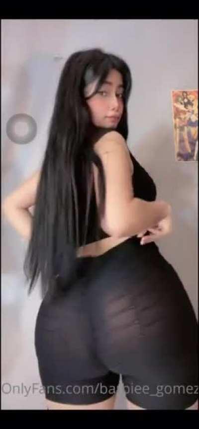 She has a massive 🍑