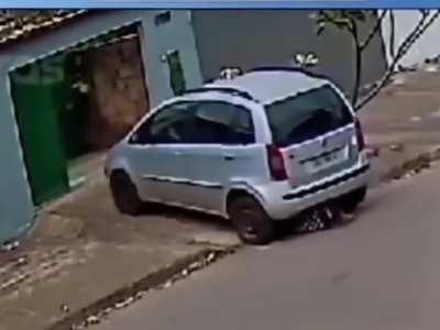 🫣 Distracted husband runs over wife with car 🥴