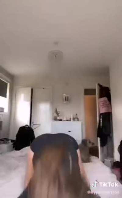 18 year old knows how to shake her ass