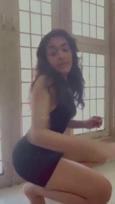 Buss it, wait for it, her thighs 🔥🔥🔥