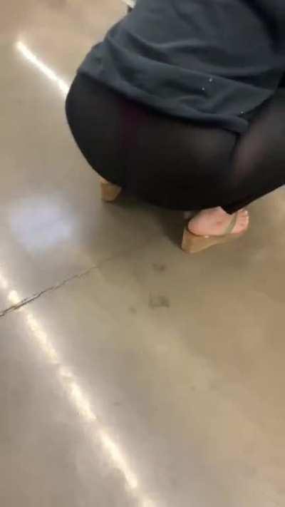 Wife showing off her ass in a pink VS thong at the market 🥰