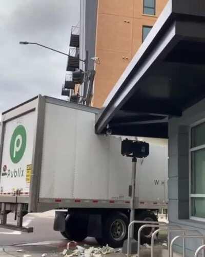 Publix truck driver hits a Publix (Florida)