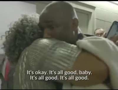 Подойти и обняться с матерью соперника, у которого ты только что отнял пояс чемпиона на ринге!